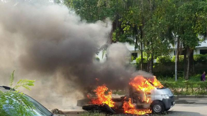 Mobil pickup pengangkut motor besar terbakar di Kemayoran, Jakarta Pusat.