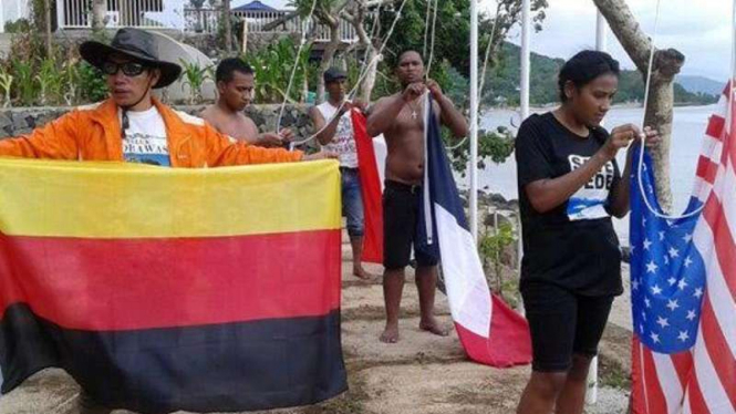 Warga di Labuan Bajo turunkan paksa lima bendera asing