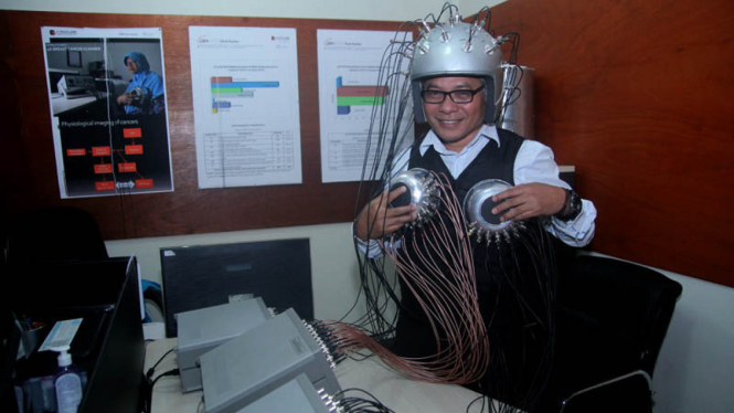 Dr. Warsito Purwo Taruno menunjukkan ECCT (Electro-Capacitive Cancer Theraphy) Brain dan ECCT Breast, hasil ciptaannya bersama tim CTECH Labs Edwar Technology Company di Alam Sutera, Tangerang Selatan, Banten.