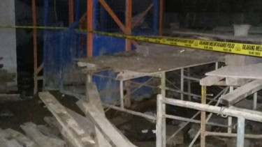  Lift proyek di Pasar Baru jatuh, Minggu (3/4/2016).