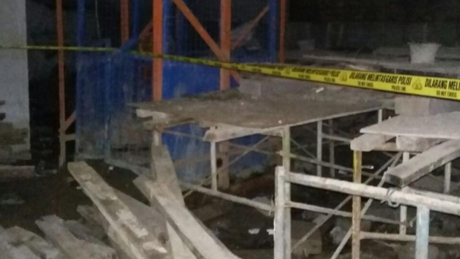  Lift proyek di Pasar Baru jatuh, Minggu (3/4/2016).