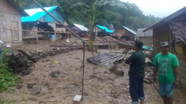 Longsor yang terjadi di Pulau Seram, Senin (4/4/2016).