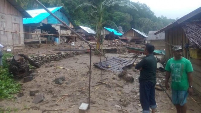 Longsor yang terjadi di Pulau Seram, Senin (4/4/2016).