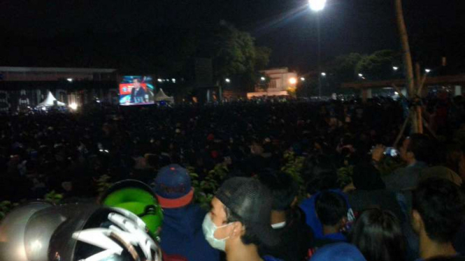 Suasana nonton bareng final Piala Bhayangkara di Taman Alun-alun Bandung