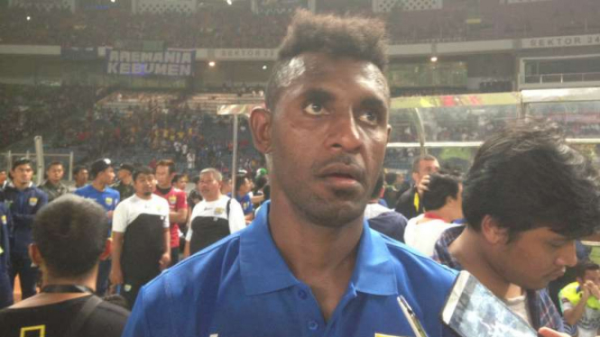 Bek Timnas Indonesia, Rudolf Yanto Basna