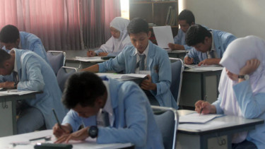 Siswa mengikuti Ujian Nasional.