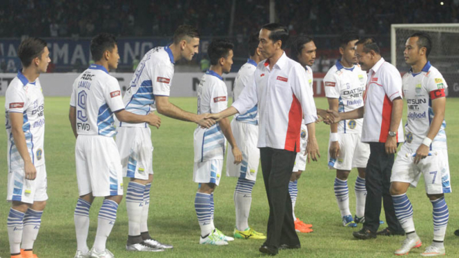 Presiden Indonesia, Joko WIdodo, saat membuka turnapen Piala Bhayangkara.