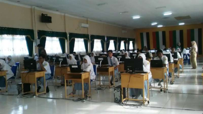 Siswa tingkat SMA saat mengikuti ujian nasional berbasis komputer, Senin, 3 April 2017.
