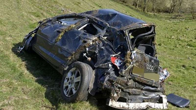 Mobil Audi A3 terjungkal ke sebuah lereng bukit
