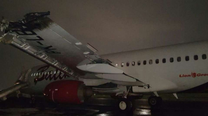 Badan pesawat Batik Air yang bertabrakan di Bandara Halim Perdanakusuma, Jakarta (4/4/2016)