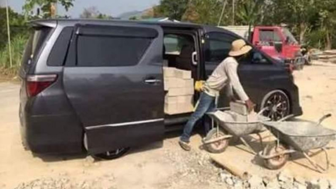 Toyota Alphard yang dipakai angkut batako.