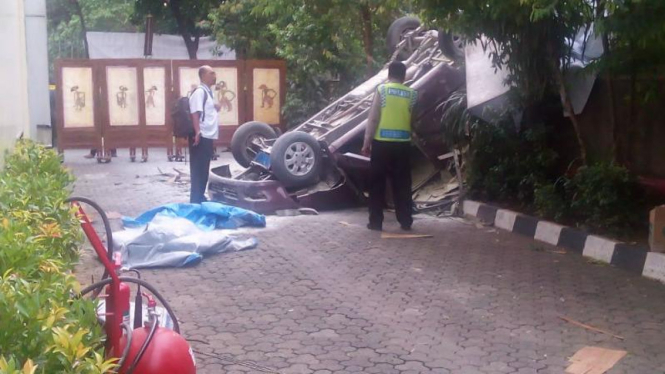 Mobil Kijang B 2347 MQ terjun bebas dari lantai 3 Gedung SKK Migas.