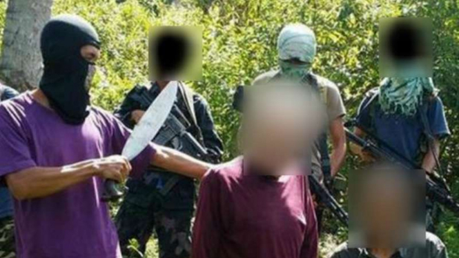 Kelompok Abu Sayyaf saat menyandera warga asing beberapa waktu silam.  