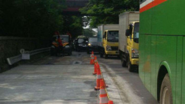 Kepadatan arus lalu lintas di pintu keluar Cililitan dari tol Jagorawi.