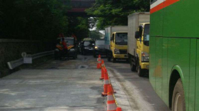 Kepadatan arus lalu lintas di pintu keluar Cililitan dari tol Jagorawi.