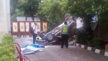 Mobil jatuh dari gedung SKK Migas.