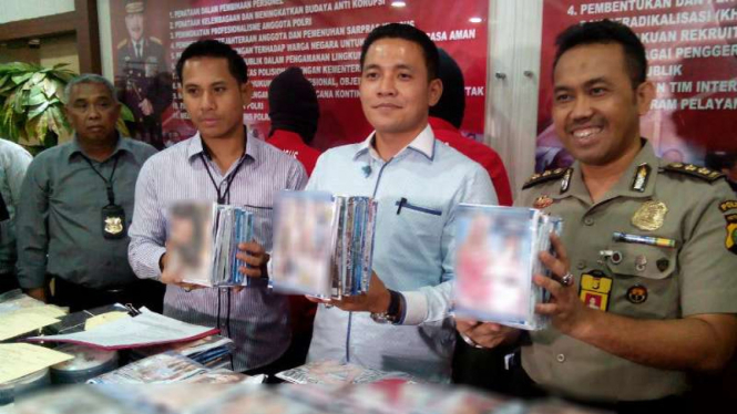 Tim Sub Direktorat Industri dan Perdagangan (Indag) Direktorat Reserse Kriminal Khusus (Ditreskrimsus) Polda Metro Jaya menangkap dua orang pelaku penjual VCD porno berkonten LGBT (Lesbi Gay Bisex dan Transgender).
