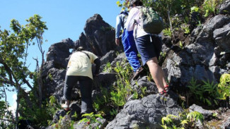 Mendaki Bukit Bendera di Desa Sawai Seram Utara