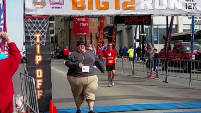 Derek Mitchell berlari maraton