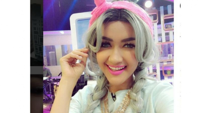 Julia Perez dan mobil mewahnya
