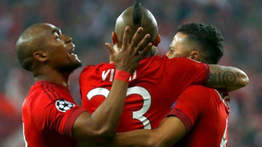 Para pemain Bayern Munich merayakan gol.