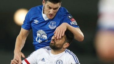 Penyerang Chelsea, Diego Costa (kostum putih).