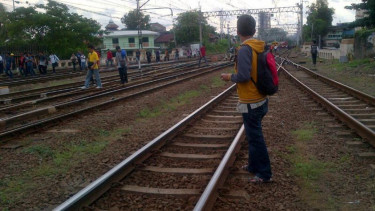 Pengguna menyusuri rel kereta akibat KRL anjlok di Manggarai 