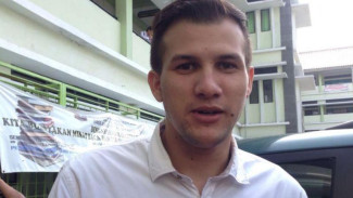 Stuart Collin Dipekerjakan Jadi Videografer