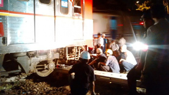 Proses evakuasi KRL anjlok di Manggarai, Rabu malam, (6/4/2016).