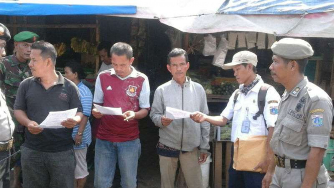 Warga Pasar Ikan, Jakarta Utara, dapat Surat Peringatan 2 terkait revitalisasi cagar budaya, Rabu, 6 April 2016.
