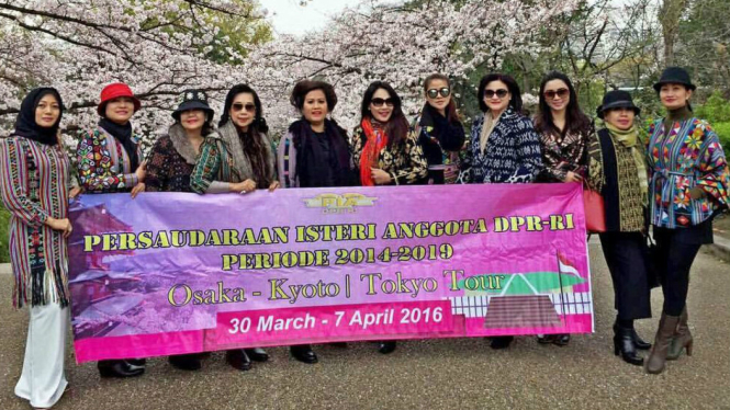 Istri anggota DPR berlibur ke Jepang.