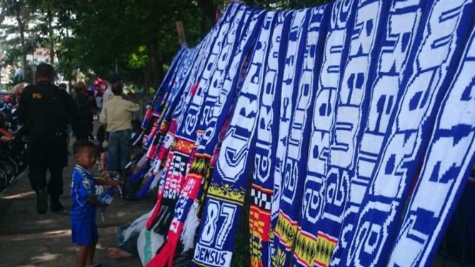 Dagangan milik PKL dadakan di Stasiun Kota Malang
