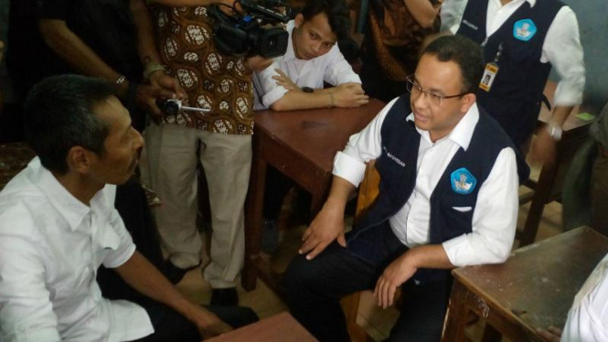 Mendikbud Anies Baswedan berdialog dengan peserta UN kesetaraan