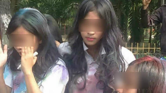 SE (tengah) yang mengaku anak seorang pejabat polisi.