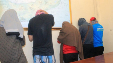 Cicilia Londong (tengah) bersama teman-temannya usai tertangkap tangan mengkonsumsi narkoba. 