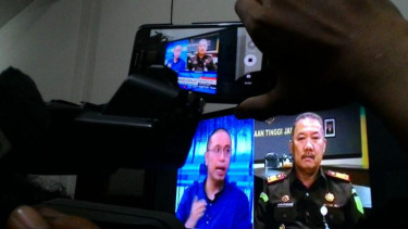 Tayangan dialog antara Kajati Jatim, Maruli Hutagalung, dan pengacara La Nyalla, Aristo Pangaribuan, yang dipersoalkan.