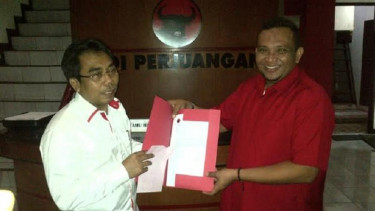 Ferry Noor saat daftarkan Yusril ke DPD PDIP.