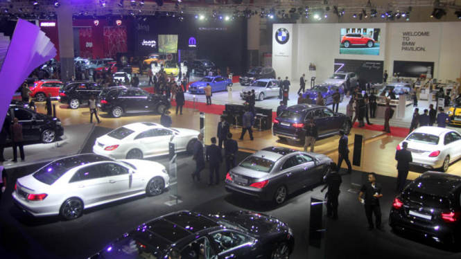 Pengunjung memadati pameran otomotif Indonesia International Motor Show (IIMS) 2016 di JIExpo, Kemayoran, Jakarta, Kamis (7/4/2016).