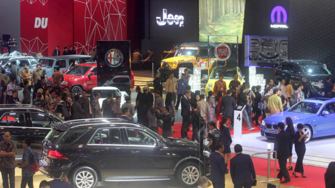 Pengunjung memadati pameran otomotif Indonesia International Motor Show (IIMS) 2016.