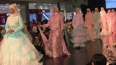 Koleksi Busana Karya Oki Setiana Dewi