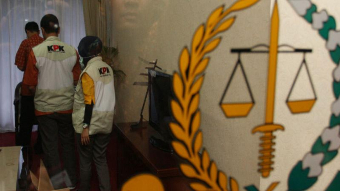 Penyidik KPK saat menggeledah kantor Kajati DKI