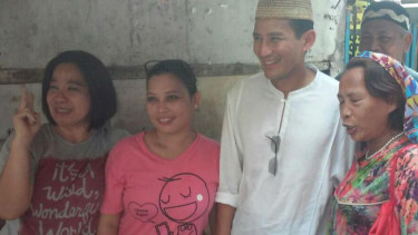 Sandiaga Uno menemui warga Luar Batang, Jakarta Utara.