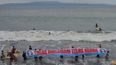 Sejumlah pengunjuk rasa menggelar aksi tolak reklamasi Teluk Benoa di perairan Pantai Lebih, Gianyar, Kamis (10/3).