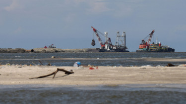 Aktivitas proyek pembangunan Pulau G kawasan reklamasi Teluk Jakarta.