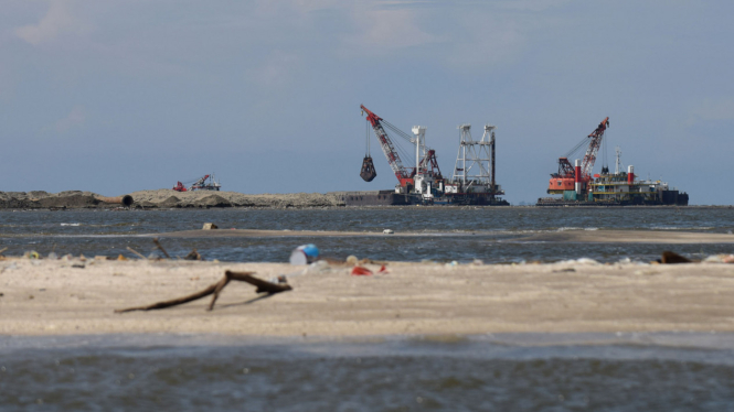 Aktivitas proyek pembangunan Pulau G kawasan reklamasi Teluk Jakarta.