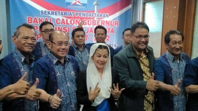 Teguh Santosa (kedua dari kanan)