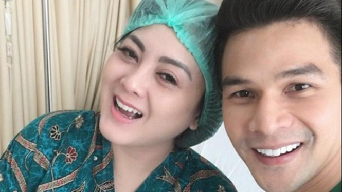 Jonathan Frizzy dan Dhena Devanka menjelang operasi kelahiran anak ketiga. 