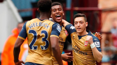 Para pemain arsenal merayakan gol Mesut Oezil (kanan)