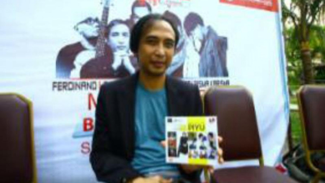 Piyu Jual CD di Restoran Cepat Saji