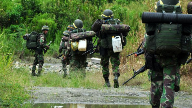 Sejumlah prajurit TNI menyusuri jalan setapak dalam hutan. [Ilustrasi]